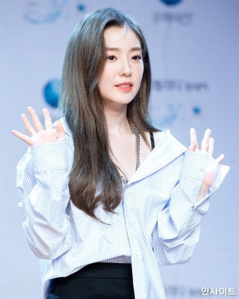 쇄골 과감히 드러낸 ‘남친 셔츠룩’ 입고 남심 저격한 레드벨벳 아이린 - 인사이트 | 레드벨벳, 레드벨벳 아이린, 아이린