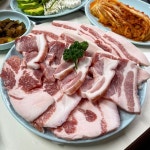 구성된 뒷고기 간장 양념한 석쇠구이 등 흑돼지의 모든 것을 보여드립니다 진한 육수의 김치찌개와 조개베이스 된장찌개 콩나물밥과 물국수 등... 