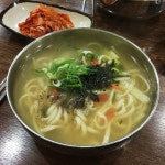 난 칼국수 짝궁은 잔치국수. . 들어오는길 빠삐고 하나씩 입에 물고. 동네 산책 후 집으로 컴백 😆. . 이것이 9천원의 행복이네요!!... 