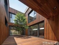 조망을 고려한 설계 _ 내외부가 연계된 중정이 놓인 개화동 주택