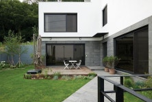 정원을 품은 타운하우스, 반려견과 함께하는 삶 : 네이버 포스트 | 야외 장식, 인테리어