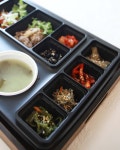 수제떡갈비를 메인으로 든든한 도시락은 제육볶음과 소불고기를 메인으로 흑미밥,국을 비롯해 6가지 한식 반찬으로 정… | 도시락, 한식, 피크닉