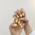 청주네일 네일반하다(NAIL:BANADA) on Instagram: “노랑코트와 어울리능 노랑네일💛😍 #노랑네일 #매트네일 #진주네일 #파츠... 