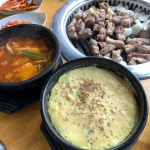 새벽까지 술 겁나 처묵다가 필름 다 끊기고 일어나서 술도 덜 깬채로... 들어가네ㄲㅋㄱㅋㅋ 된장찌개도 예술ㅠ 국물 쥑이누,, 너무 좋은 제... 
