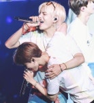 Pin di 김정은 su 콘서트 nel 2021