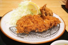 Instagram의 Keita Kuno님: “東京都庁の地下に潜む『とんかつ伊勢』でとんかつ定食ランチ。海老フライもつけちゃいました...