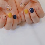 106 Likes, 2 Comments - 마호네일 (@_maho_nail) on Instagram: “가을가을스러운 글리터네일🍁 겨자색을 고르시면 은행잎을... 