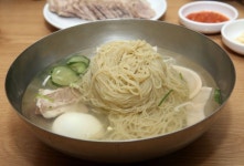 서울 강남에 위치한 평양냉면집, 진미평양냉면 박미향 기자.: MUST TRY WITH MAYACK MIL MYUN ! | Food, Ethnic recipes, Great recipes
