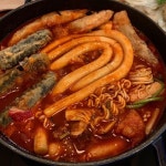 즉떡이 땡겨서 주변 검색해보다가 우연히 간 곳 🤧 차돌떡볶이로 주문했어요 히히 떡볶이 먹을때도 고기 못잃어 🔫 . 생각보다 꽤 매콤하고... 