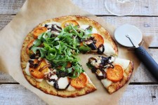 Smoked Mozzarella, Sweet Potato, Caramelized Onions + Arugula Pizza with Cauliflower Crust | Arugula pizza, Cauliflower crust... 