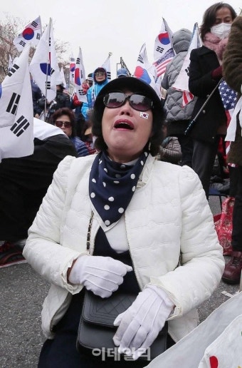 법원 앞 눈물 흘리는 박근혜 지지자(이미지 포함)