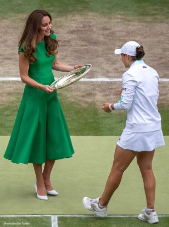 Kate wears green dress to the Wimbledon Women's final - Kate Middleton Style Blog in 2022 | Kate middleton outfits, Middleton...