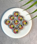 <회오리 김밥 예쁘게 마는 방법> ✔️김은 매실청으로 이어 붙여 한장 반을 깔아주세요.(김이 길어야 회오리…”