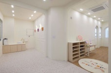 화이트&우드톤 미니멀 컨셉의 30평 유치,초등 영어학원인테리어 (인천 서구 청라동)