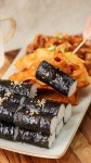 통영가면 무조건 먹는 충무김밥 준비했어요 ~~ 충무김밥은 오징어,어묵,석박지와 함께 한입에 가득 넣어 먹는게 별미 ㅎㅎ 충무김밥은... 
