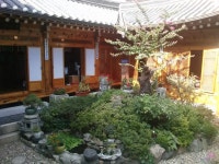 서울 종로구 명륜동 한무숙 문학관 정원에서 바라본 집의 모습 (혜화역 혜화 로터리) 한국 여성 소설가 한무숙 선생님이 생전 살았던 저택을... 