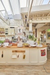 [No.1470 하이웨스트 익선] 화이트&우드톤 앤티크 소품으로 연출한 45평 주택리모델링 카페 인테리어 | 카페 인테리어, 인테리어, 카페