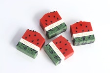 시원한 여름을 보내고 싶은 마음을 가득담아 보기만해도 달콤시원한 수박비누를 만들어보았습니다. 수박씨까지 디테일하게 작업해보았어요... 