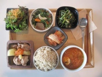 5월 28일 수요일 그때그때밥상입니다. 매콤한 참치김치찌개, 달달한 기력회복제 간장닭찜, 고소.쌉쌀 쑥갓도토리묵 무침, 산내음가득한 지리산... 