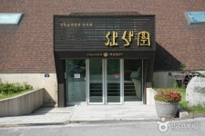 Traditional Liquor Museum Sansawon (전통술박물관 산사원) | Korea tourism, Tourism, Outdoor decor