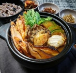 Seafood stew. *해물뚝배기