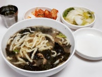 목천집 칼국수  백년옥 계열사  국물 하나는 끝내줌 꼬들한면은 좀 아쉬웠음 칼국수는 푹 익어야 맛있는데~ #목천집 #칼국수 | 국수