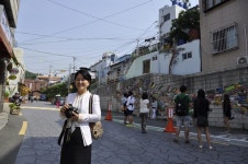 감천문화마을입구에서 지니