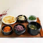 Pin page Instagram의 채리맘님: “흑미밥 소고기미역국 배추김치 감자전 찐만두 세발나물😋😋 오후에 동생 사돈어른 장례식장 다녀와야 해서... 