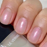 새턴✨ on Instagram: #nail #르베르니 889 펄블랑쉬 젤 네일 쉬는 기념으로 잠깐 발라본 르베르니 파우더 네일하고 비슷한 느낌인데 입자가... 