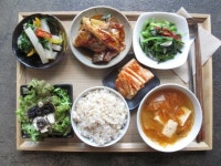 집에서 먹는 그맛, 참치김치찌개, 매콤하게 조린 청어조림, 상큼하게 봄을 맞은 원추리 나물, 슴슴하고 향긋한 부추청포묵 무침, 잘 익은 김치와... 