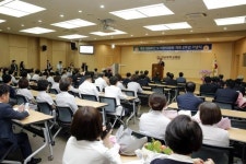 나아갈 것을 다짐했다.																전남대병원은 26일 병원 6동 백년홀에서 개원 109주년 및 전남대학교어린이병원(병원장 김찬종...