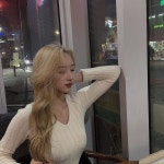 Photo by 김승연 in 노원 문화의거리. 이미지: 사람 1명 이상, 실내. in 2020 | Insta