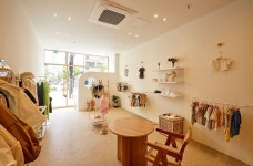 베이지톤 따뜻한 분위기의 13평 아동복매장 인테리어 (고양 덕양구 신원동)