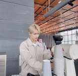 JUN 文俊辉 on Instagram: 문준 : 커피 한 잔 할래요~☕️ | Caras