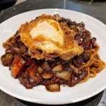 넷플릭스 짜장면 랩소디의 짜장과 짬뽕 20240207 광화문 무탄 요즘 화제의 중심 넷플릭스의 짜장면 랩소디에서 미미가… | Instagram