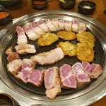 ⠀  육전식당4호점⠀ ⠀ 2시간을 기다리고 영접한⠀ 육전식당입니다.😂⠀ ⠀ 목살 삼겹 둘다 굉장히 두꺼워서⠀  놀랐는데 소고기처럼... 