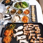 삼겹살 파티🎵 고기먹는데 늘 진심인 애들ㅋㅋㅋ 저는 상차림에 진심이고 춥서방은 고기불판 뭐 쓸건지 고르는 걸 고민에 고민을🤣 삼겹살... 