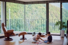 숲 속 언덕에 도시적 디자인의 주택, 오연재 - 홈 라이프 매거진 PHM ZINE 숲 속 언덕에 도시적 디자인의 주택, 오연재 - 홈 라이프... 