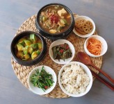 오랜만에 현미 보리밥 지었으니 내가 좋아하는 시래기 청국장하고 반찬들 몇개 만들어 오늘 저녁은 나만을 위한 시골밥상. 배가 부른데 멈출수가... 