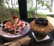 타피오카펄들은 팥빙수는 혁명이다🍓🍨 홍대  마침내카페  딸기 팥빙수 먹을까말까하다가 에라모르겠다하고 팥빙수시켰는데 위에... 