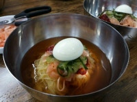 싶어하는 남포동 맛집 원조밀면의 평점은 4.3/5점 입니다. 원조밀면을(를) 대표하는 키워드는 밀면, 부산밀면입니다. | 식품 아이디어, 요리, 국수