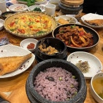 이여경 on Instagram: “기대안하고 갔는데 너무 맛있는 한정식집 ✨ #매화쌈밥 #주일 #주일만찬 #한정식 #우렁쌈밥 #장마 #해물파전... 