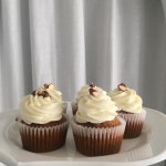 Pin page 모어테이블 카페 on Instagram: “오늘 저녁은 당근케이크 / 당근컵케이크 준비되어있습니다 🥕” in 2024 | Desserts... 