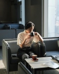 잠실 석촌호수 근처에 LP 음악과 함께  책을 읽거나 노트북으로... 일층에는 책과 소품이 진열된 책장과 책에 집중할 수 있는 조용한... 
