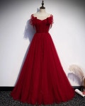 Pin de 태양 em Fashion em 2023 | Vestidos vitorianos, Vestidos de formatura vermelho, Vestidos bonitos