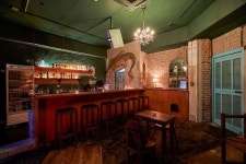 공중전화 박스 입구로 독특하게 연출한 12평 칵테일바 인테리어 컨셉 (성남 중원구 성남동)