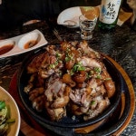 Instagram의 맛집킬러 혜띠🔪님: “화정신상 감성주점 공감🍻 맛,분위기 다 잡아서 맘에들어쏘 . ✔️숯불미니족발-17,000원 오... 