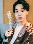 오늘 아침부터 기다려주신 우리 아미들 너무 고맙고 오늘 응원해주신 모든 아미들도 너무너무 고마워요 #JIMIN #우리아미상받았네 26/5