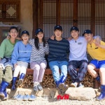 슬기로운 의사생활 on Instagram: “다 같이 찰칵📷 복작복작 산촌의 슬의 모먼트💙 [금] 저녁 8:50 tvN #슬기로운산촌생활 #tvN #조정석... 