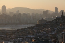 강남의 신도시가 대조적를 이루고 있다. 산꼭대기 교회는 조금이라도 하늘에 다가 가려하지만 강건너 높은 최신식 건물 앞에선 낮고 초라해 보인다.
